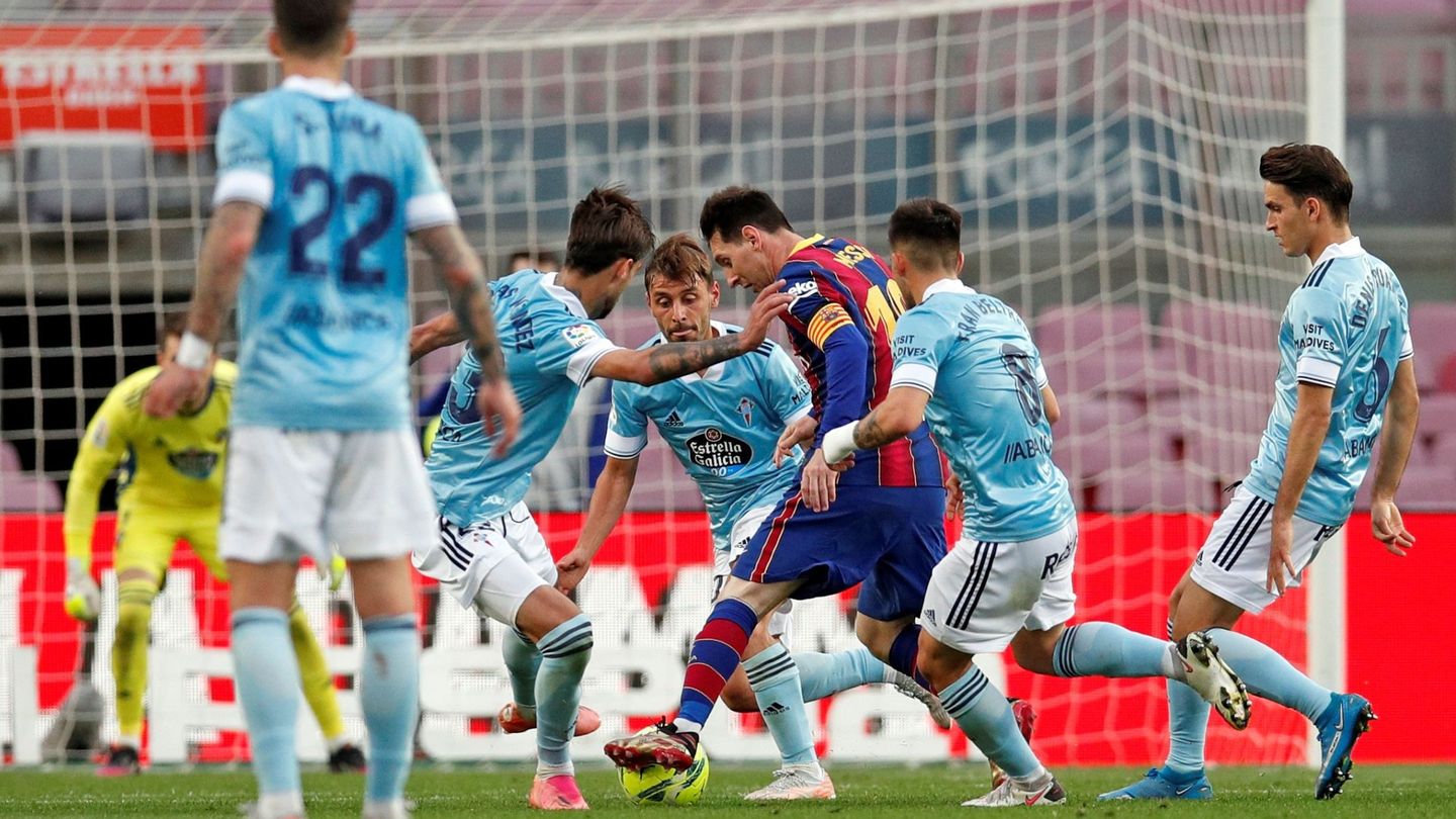Leo Messi rodeado de jugadores del Celta de Vigo durante su último partido como azulgrana. (EFE)