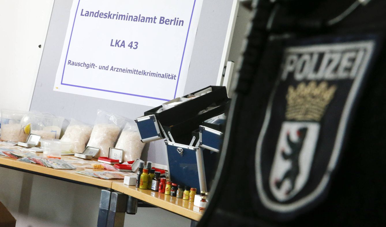 Billetes falsos, bolsas de metanfetaminas y accesorios de producción de droga incautados en Berlín son exhibidos durante una rueda de prensa, el 22 de julio de 2015. (Reuters)