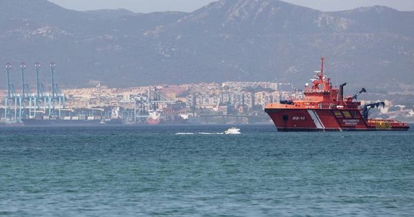 Foto: Un buque de Salvamento Marítimo vigila las aguas de la bahía de Cádiz. (EFE