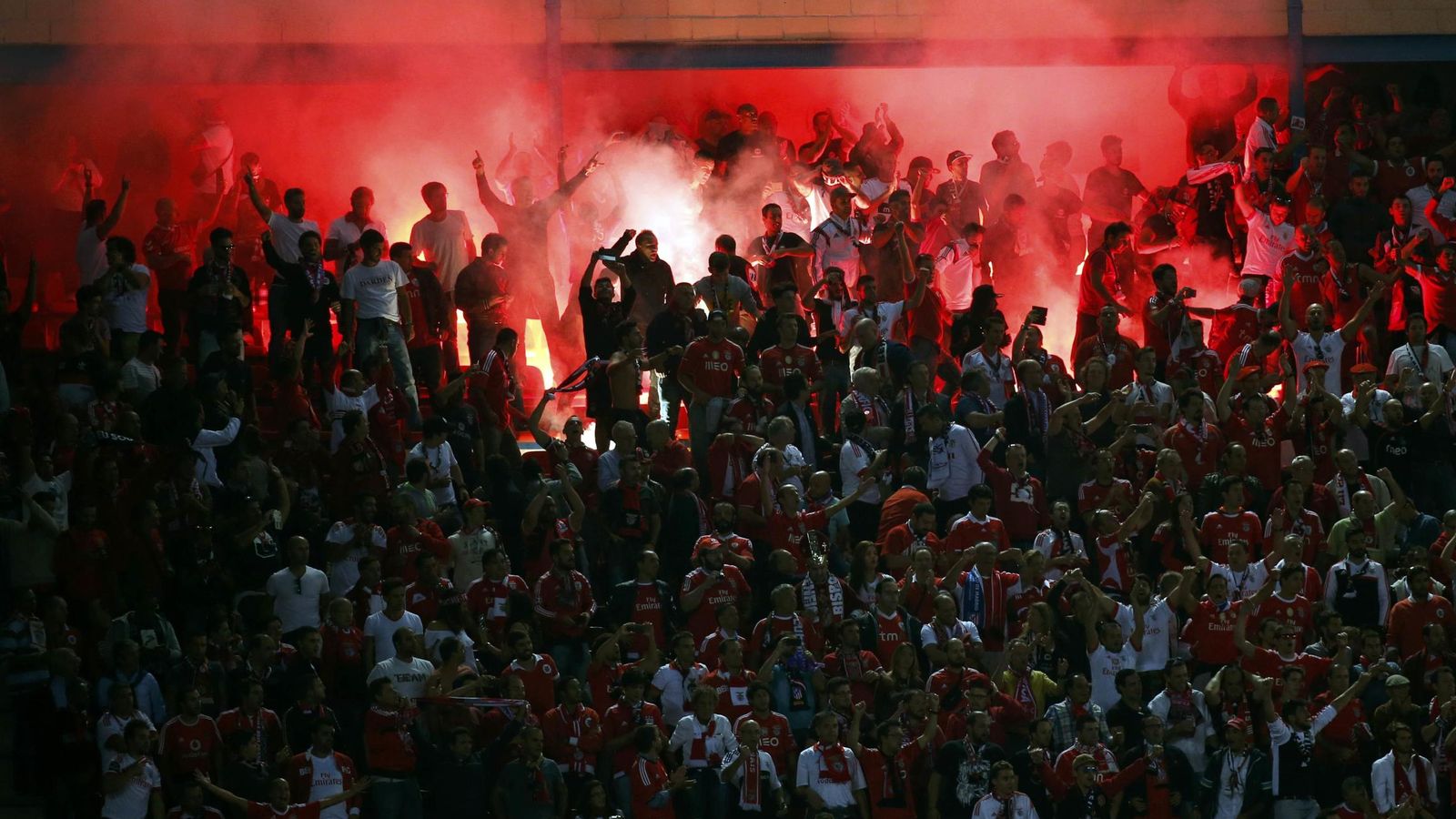 Foto: Los aficionados del Benfica encendieron varias bengalas en el Vicente Calderón (Reuters).