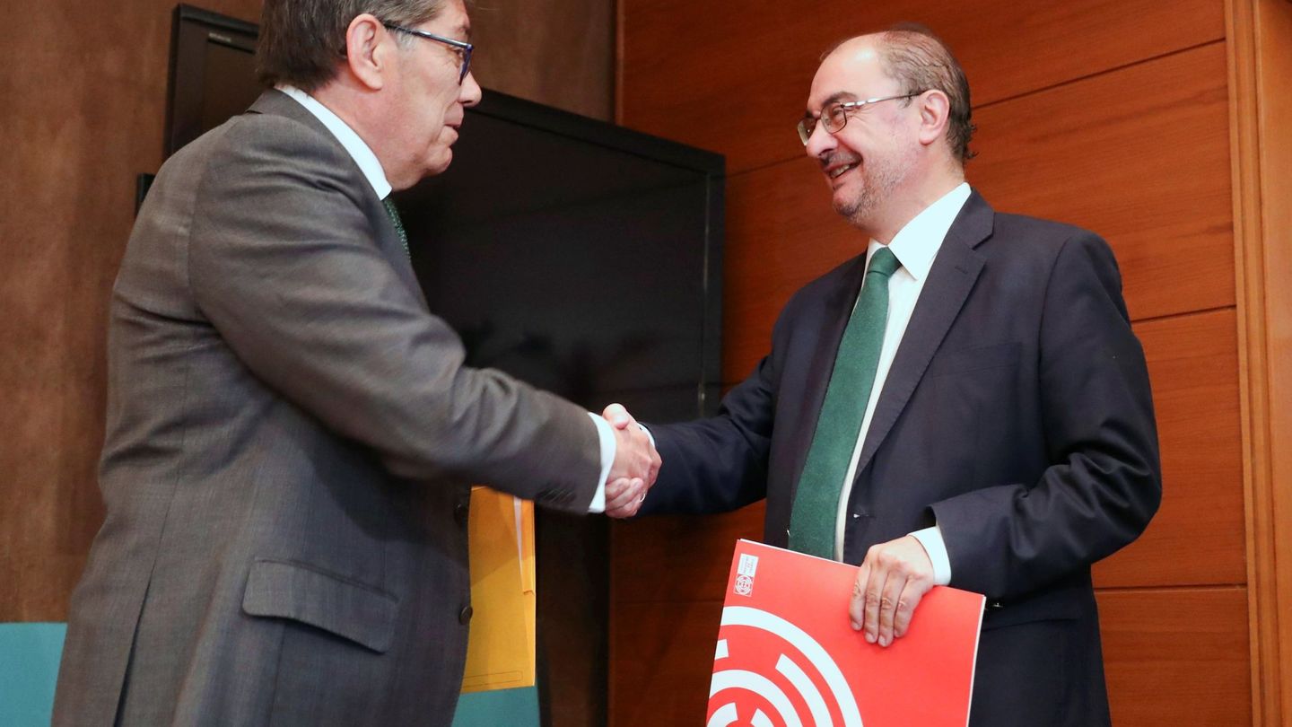 Javier Lambán (d) y el presidente del PAR, Arturo Aliaga, el pasado 7 de junio. (EFE)