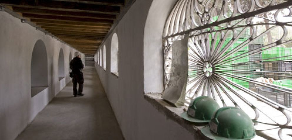 Foto: Así predica Griñán con la austeridad: 40 lámparas a 8.000€ la pieza y mármol de Carrara