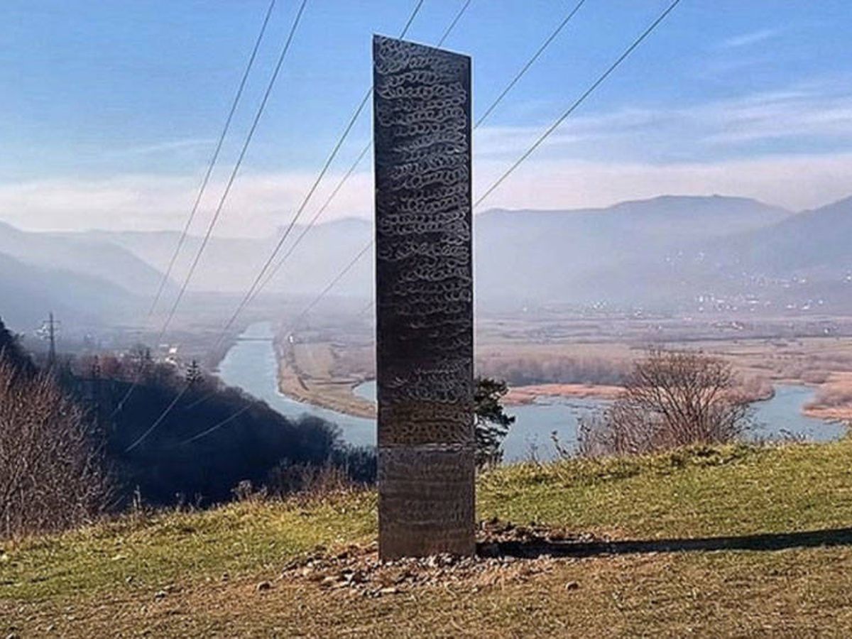 Foto: El monolito hallado en Rumania está en el refugio de Zalmoxis, el antiguo dios de los dacios (Twitter)