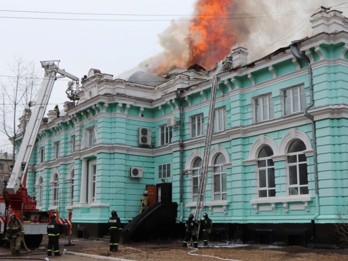 Foto: Unos ventiladores evitaron que el humo penetrara en el quirófano (Russian Emergencies Ministry Handout via Reuters)