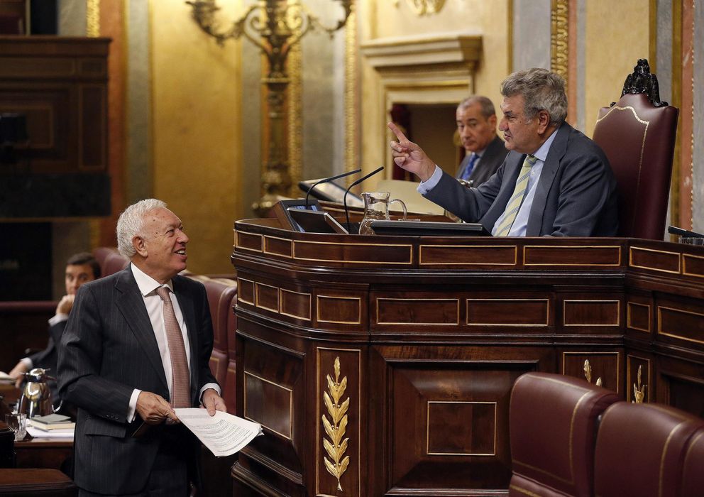 Foto: El presidente de la Cámara Baja, Jesús Posada (d), saluda a García Margallo antes de su intervención en el pleno del Congreso (Efe)
