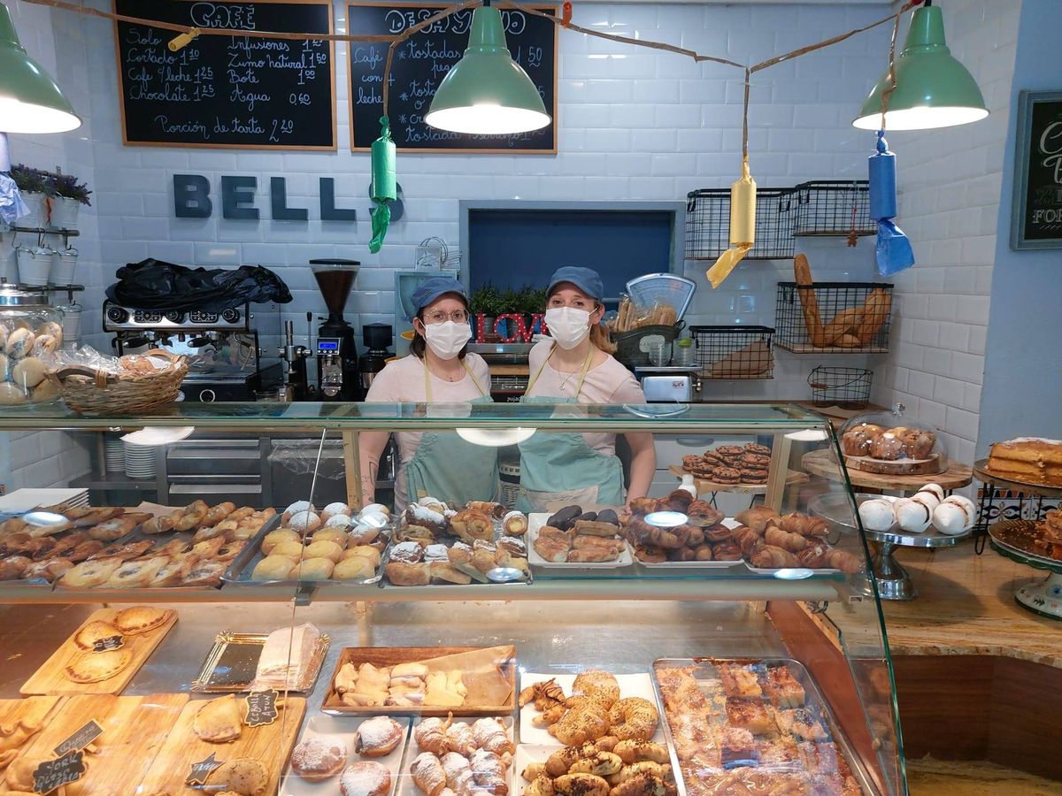 Foto: Analía y una de sus dos empleadas, en la panadería que regenta en Valencia. 