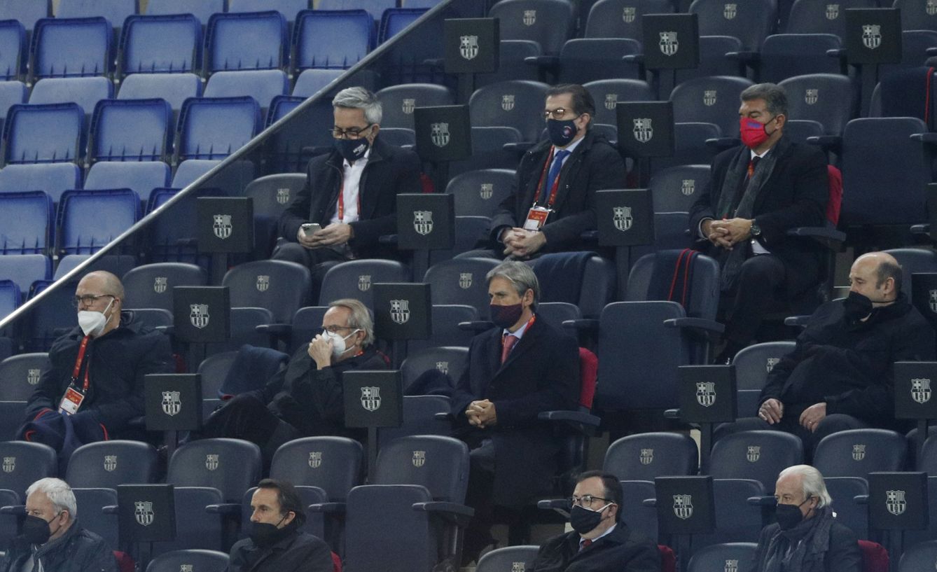 Los candidatos a la presidencia del Barça en las gradas del Camp Nou. (Reuters)