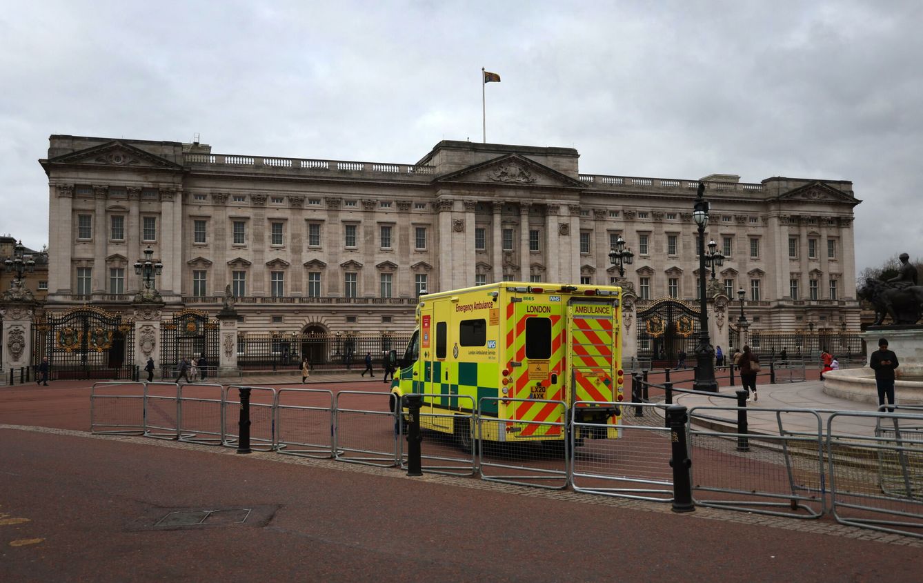 Una ambulancia frente al palacio de Buckingham. (Reuters)