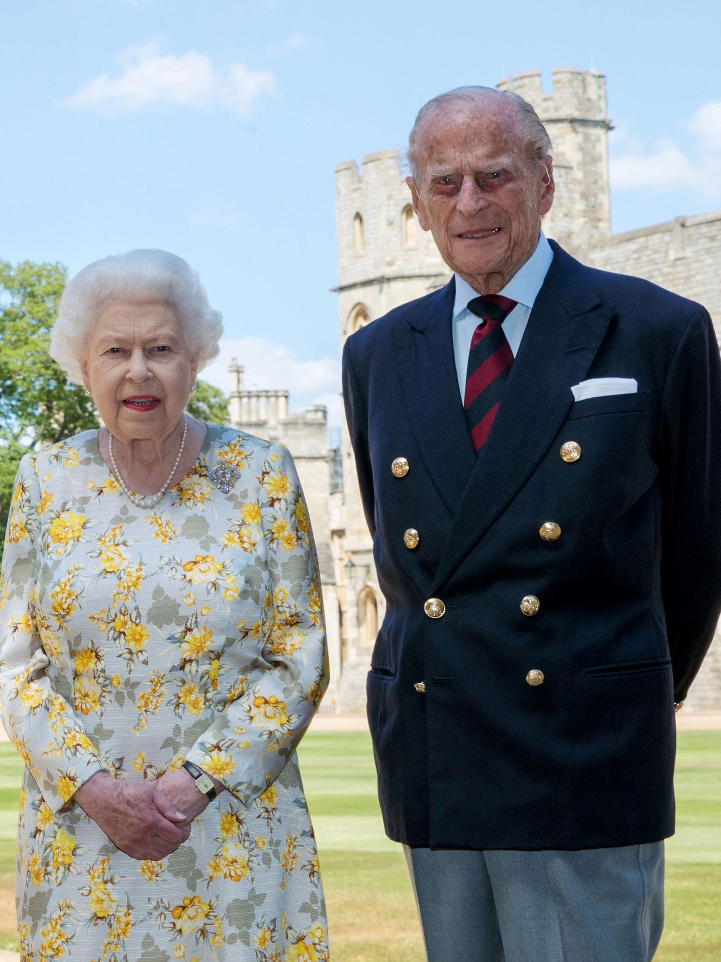 La reina Isabel y el duque de Edimburgo, en una fotografía tomada con motivo del 99 cumpleaños del duque. (Reuters)