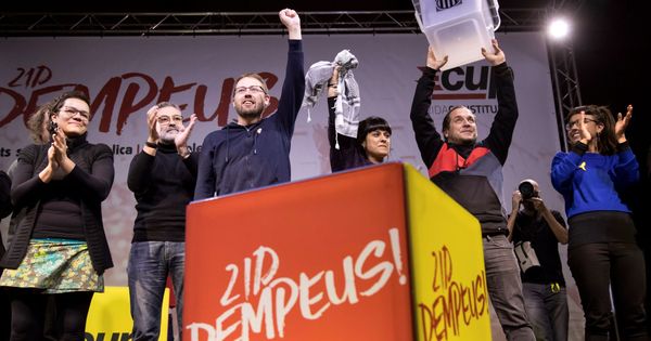 Foto: Varios miembros de la CUP, entre ellos los diputados electos Carles Riera y Natàlia Sànchez. (EFE)