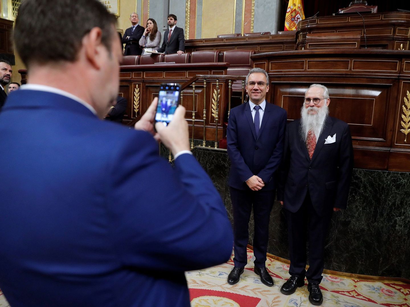 El diputado del Partido Socialista por Burgos, Agustín Javier Zamarrón se hace fotos antes de presidir el Congreso. (EFE)