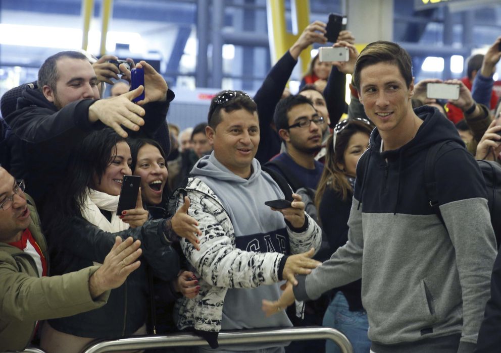Foto: Fernando Torres, en su llegada al aeropuerto de Madrid (Efe). 