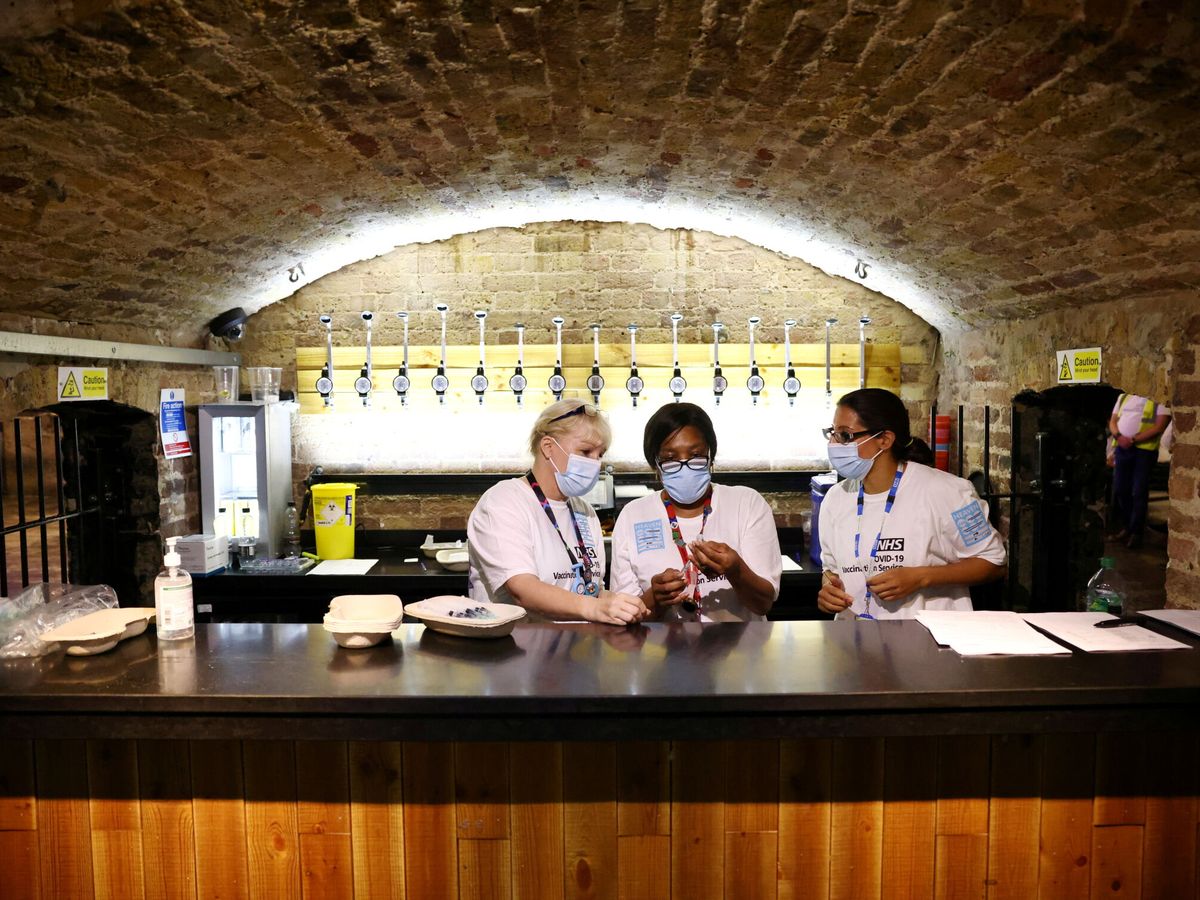 Foto: Trabajadores sanitarios del NHS en un centro de vacunación dentro de un bar en Londres. (Reuters)