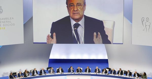 Foto: El presidente del Real Madrid, Florentino Pérez, se dirige a los socios durante la asamblea. (EFE)