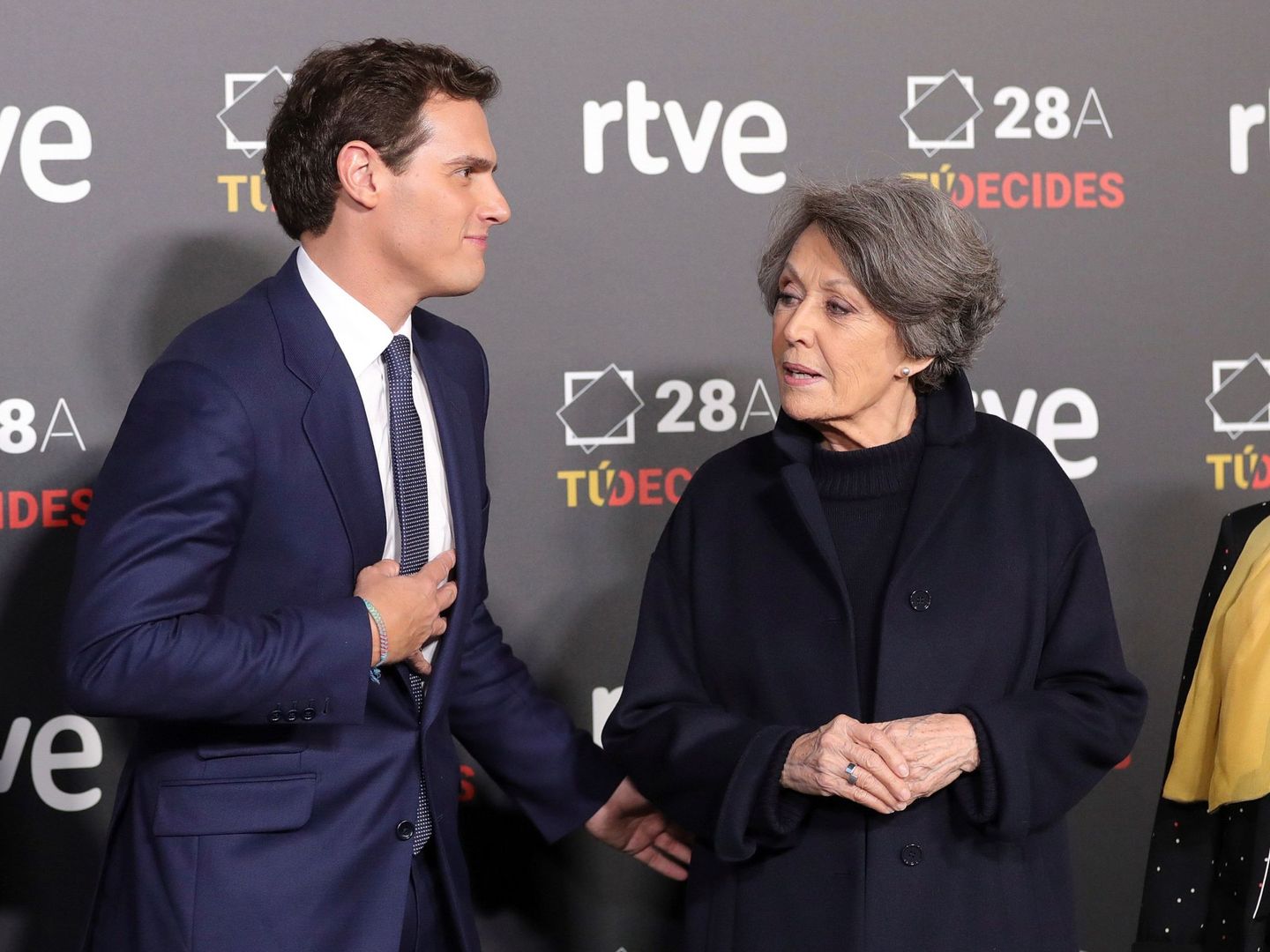 Albert Rivera, con la administradora única de RTVE, Rosa María Mateo. (EFE)