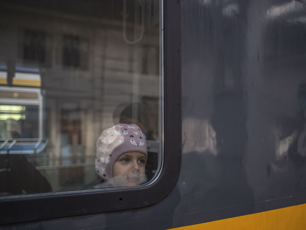 Foto: Una niña refugiada llega en tren Praga. (EFE/EPA/Martin Divisek)
