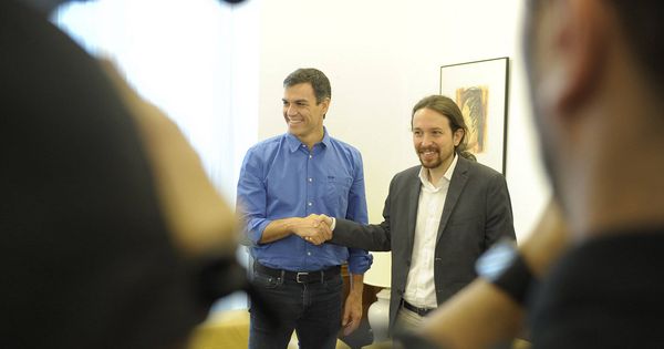 Foto: Pedro Sánchez y Pablo Iglesias se estrechan la mano antes del comienzo de su primera reunión tras la victoria del líder socialista en las primarias. (EFE)