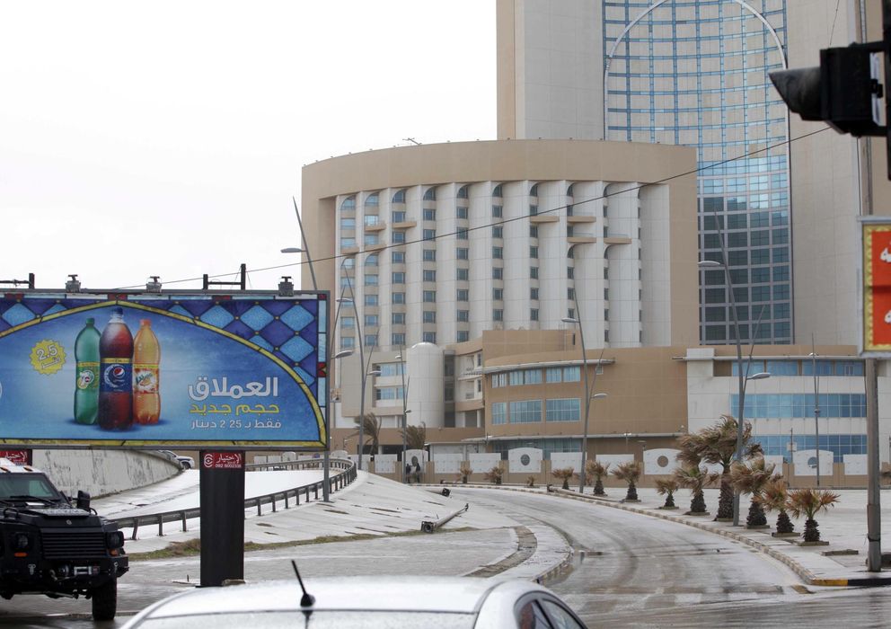 Foto: Al menos doce muertos en el ataque de yihadistas islámicos a un hotel de lujo de Trípoli (EFE)