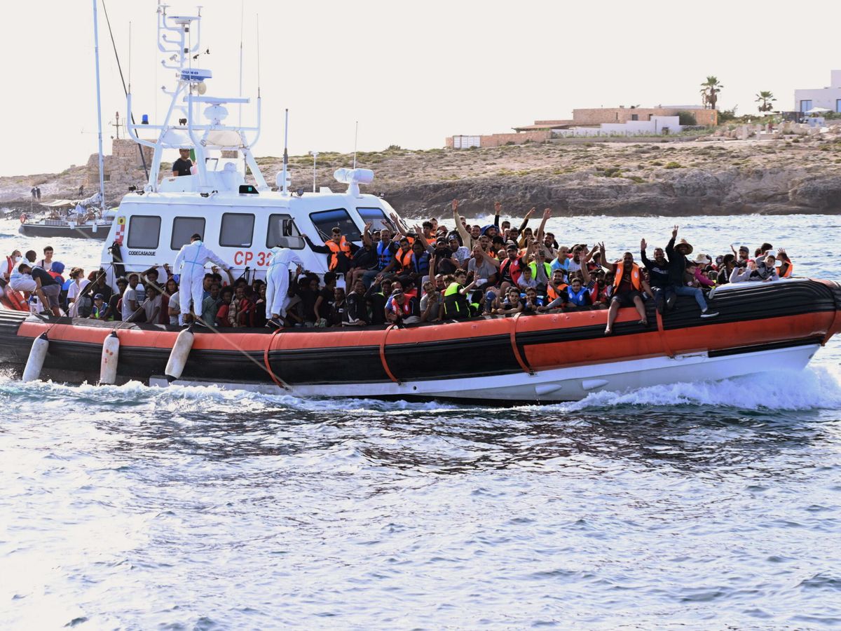 Foto: Un barco con migrantes llega a la costa de Lampedusa, en octubre de 2023. (EFE / Ciro Fusco)