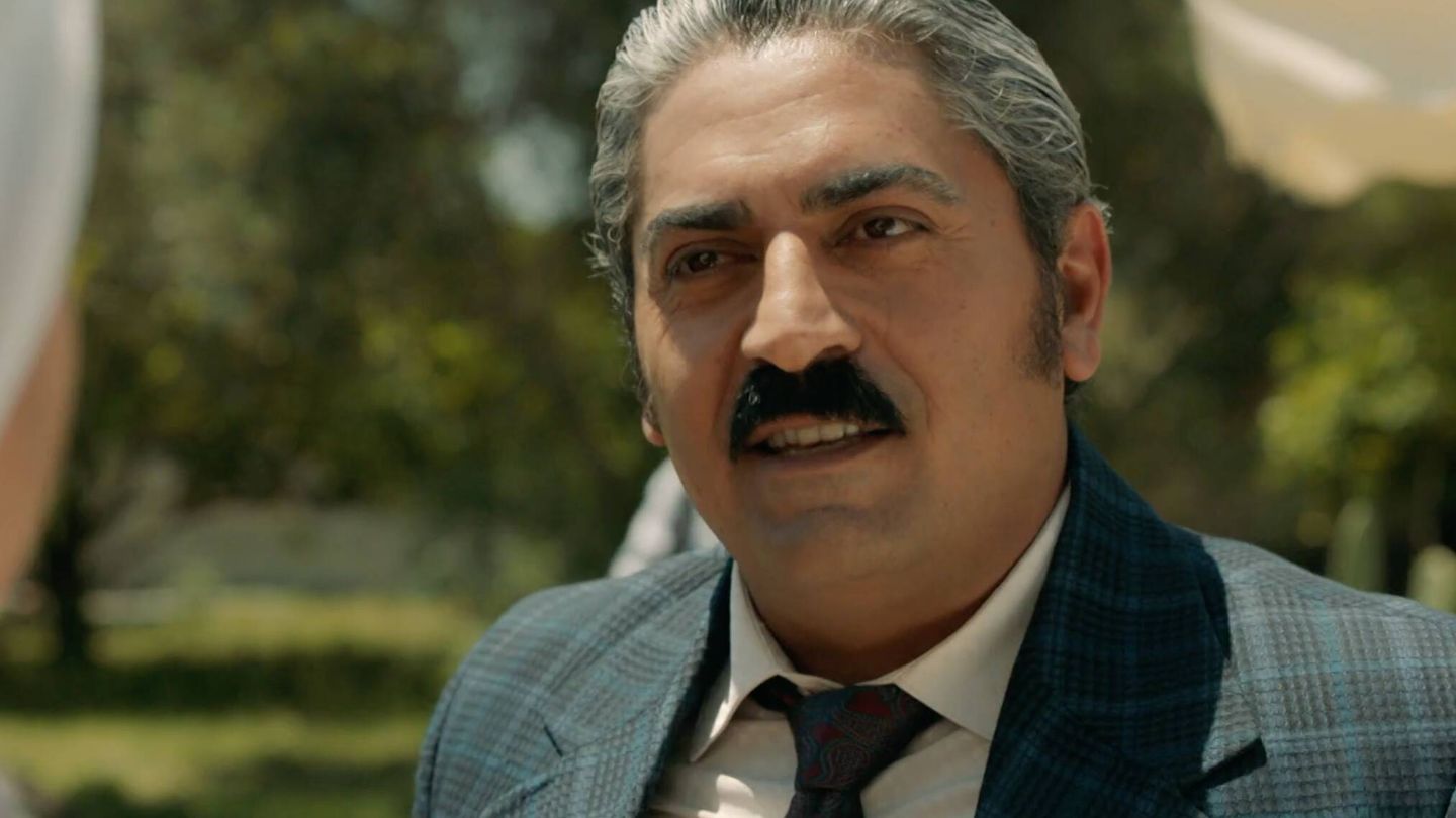 Gaffur (Bülent Polat), un hombre presumido en busca de pareja, en el nuevo episodio de 'Tierra amarga'. (Atresmedia)
