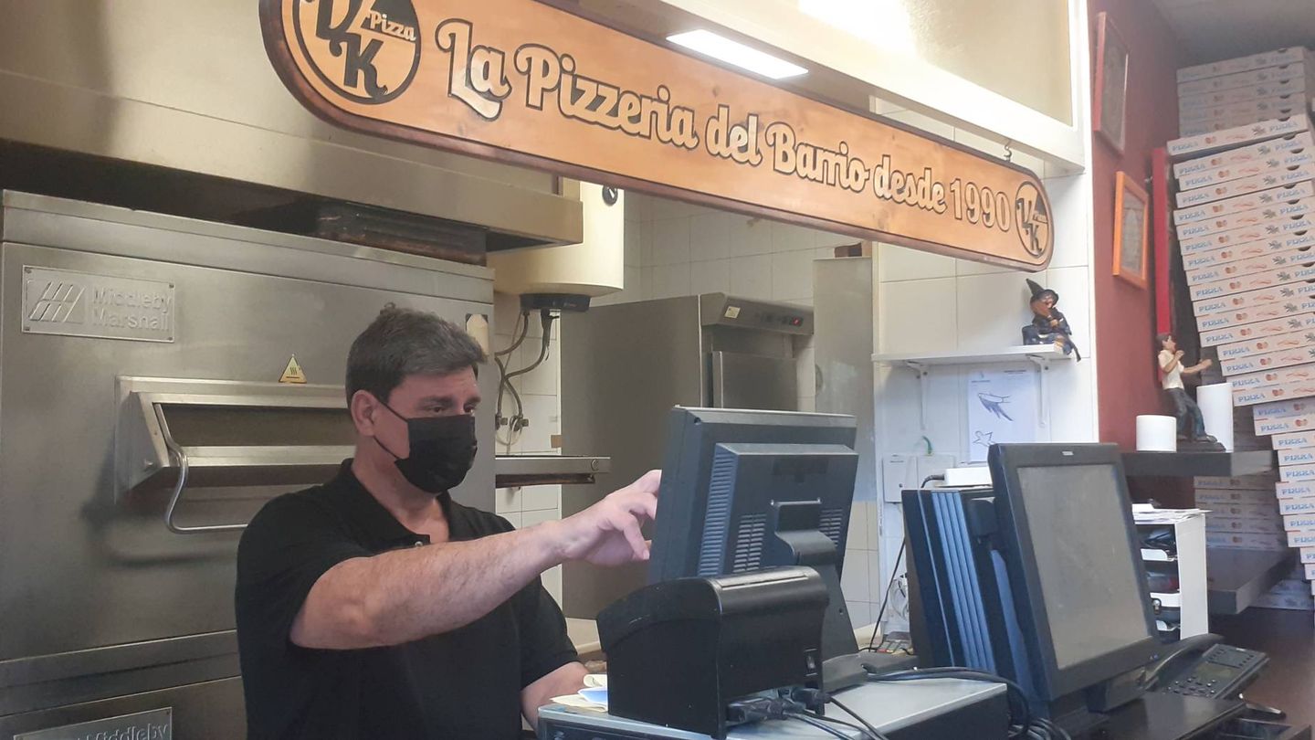 Javier lleva más de 30 años haciendo pizzas en Vallecas. (R.R.B.)