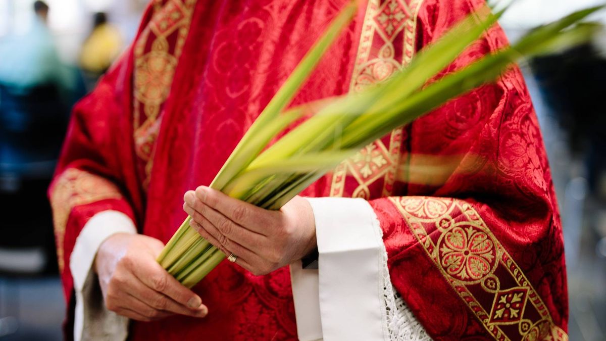 Un sacerdote se niega a bendecir en Domingo de Ramos al no poder incluir a homosexuales