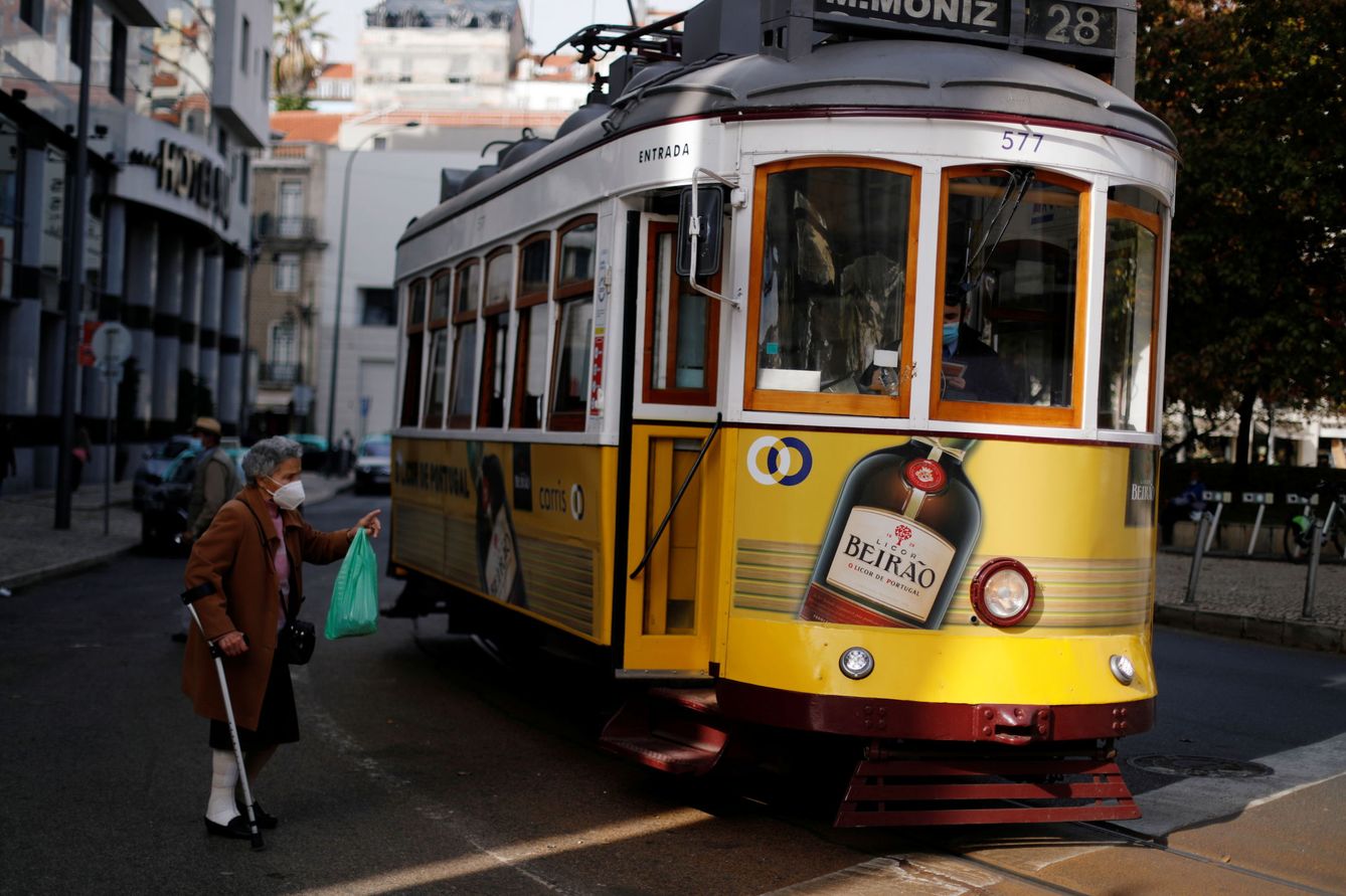 Una mujer coge un tranvía en Lisboa. (Reutes)