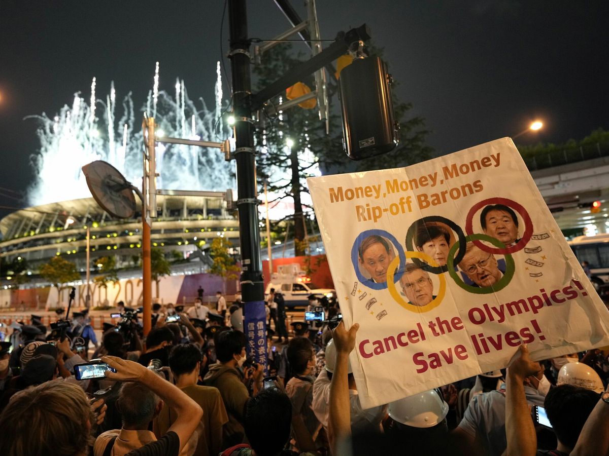 Foto: Protesta contra los Juegos Olímpicos durante su inauguración en Tokio. (EFE)