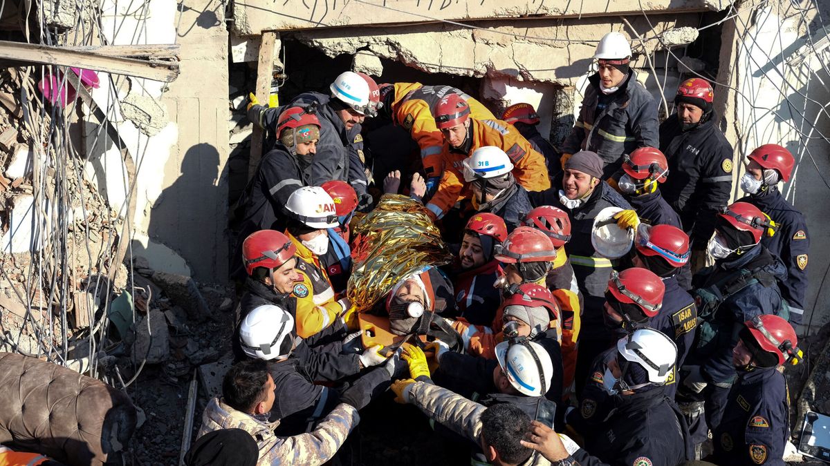 Rescatan a cinco supervivientes tras 9 días entre los cascotes del terremoto en Turquía