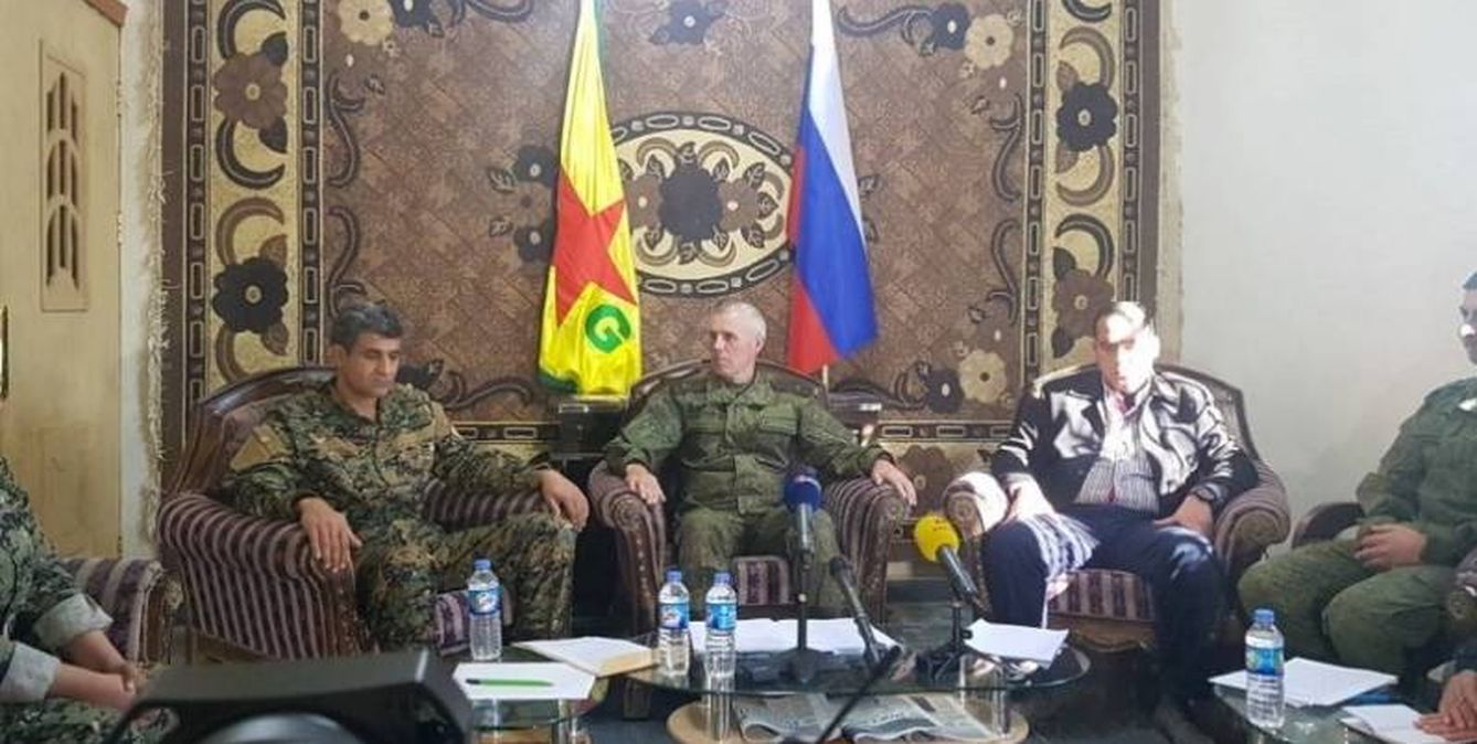 El general ruso Yevgeny Poplavsky durante su encuentro con las milicias kurdas YPG en Deir Az Zor, el pasado 3 de diciembre