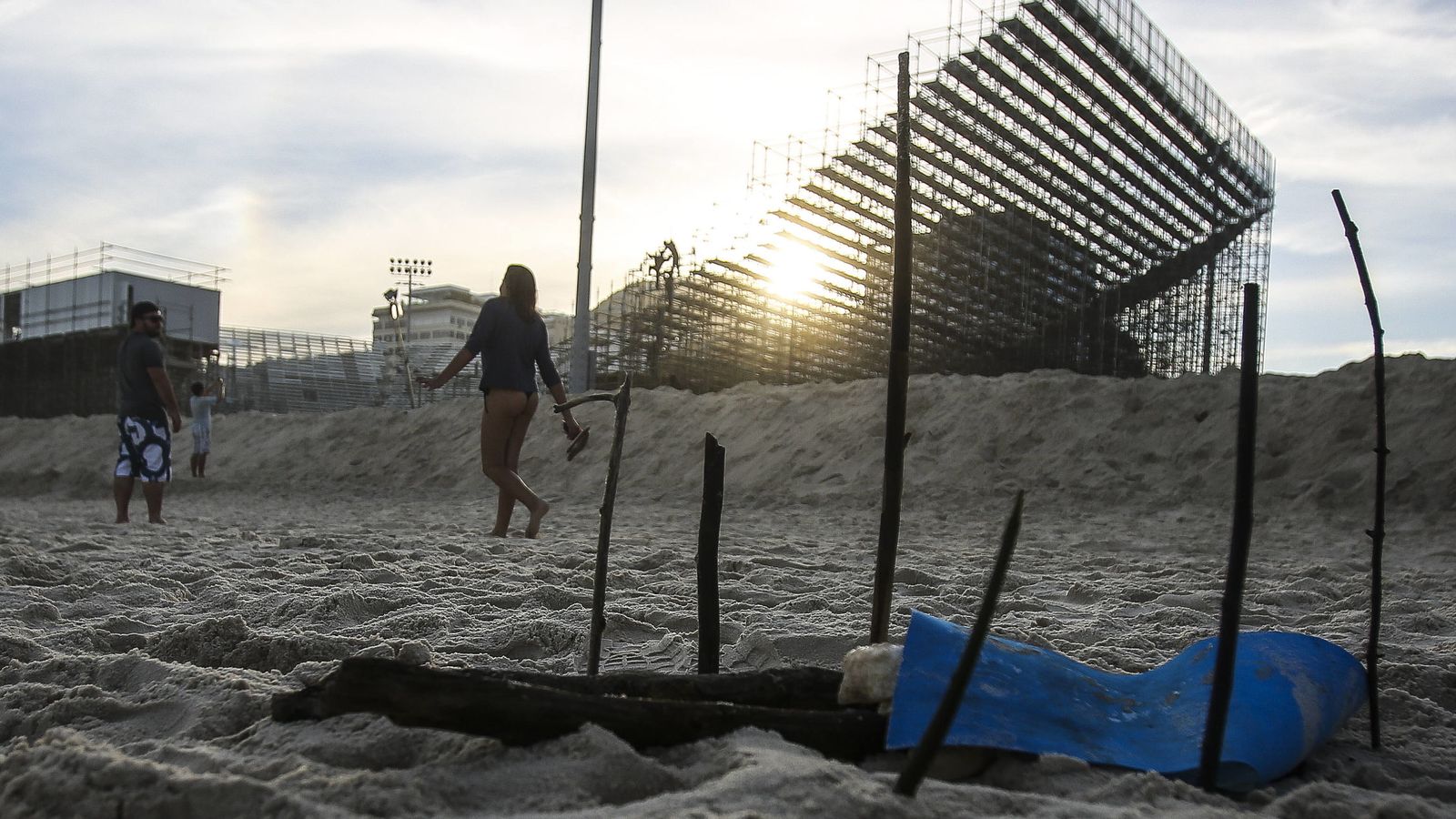 Foto: La semana pasada aparecieron restos humanos junto al estadio de voley playa que se está construyendo en Copacabana (Anotnio Lacerda/EFE)