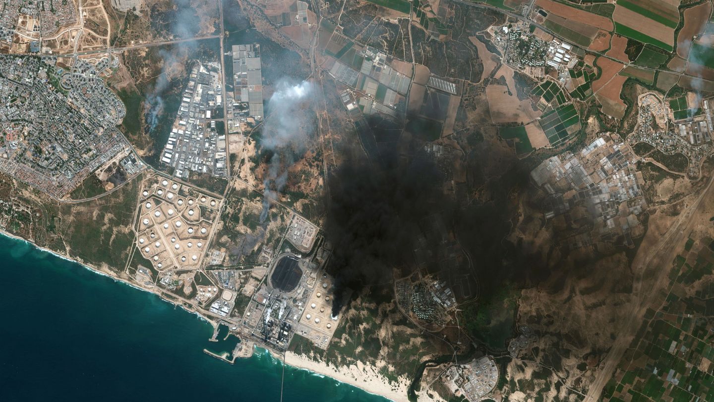 Imagen por satélite de Ashkelon y un tanque de almacenamiento en llamas en el sur de Israel. (EFE)