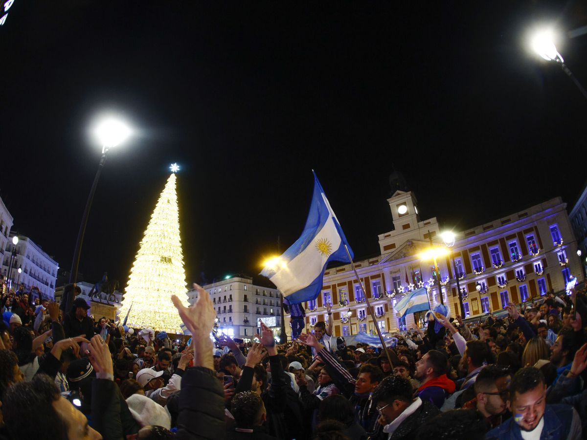 Foto: Argentinos celebran la victoria en el Mundial en la Puerta del Sol. (EFE/Rodrigo Jiménez)  