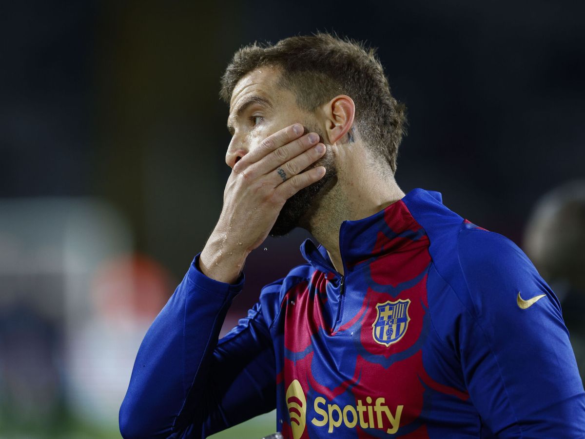 Foto: Iñigo Martinez se lleva la mano a la boca en un partido del Barça. (EFE Quique García)
