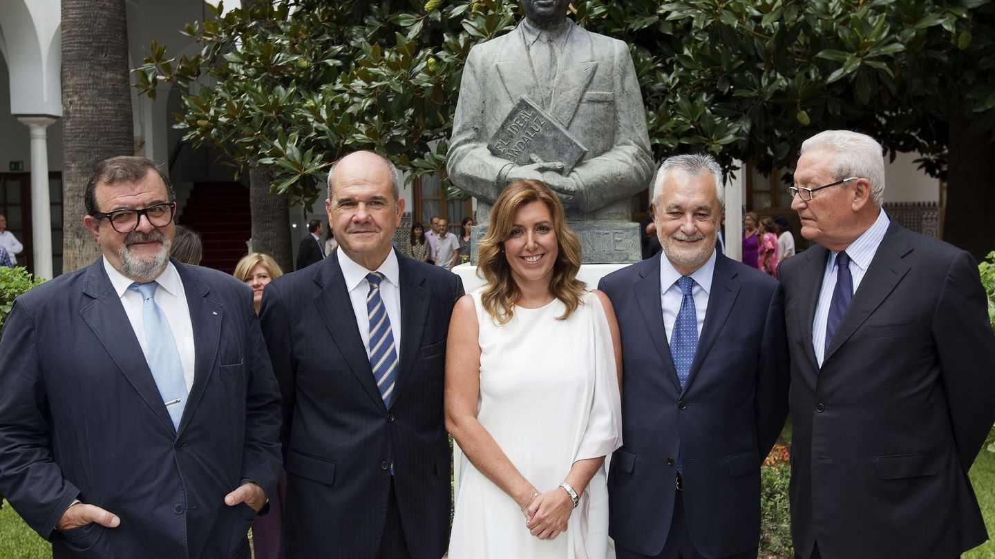 Susana Díaz (c) y los expresidentes andaluces José Rodríguez de la Borbolla (i), Manuel Chaves (2i), José Antonio Griñán (2d) y Rafael Escuredo (d), tras su toma de posesión. (EFE)