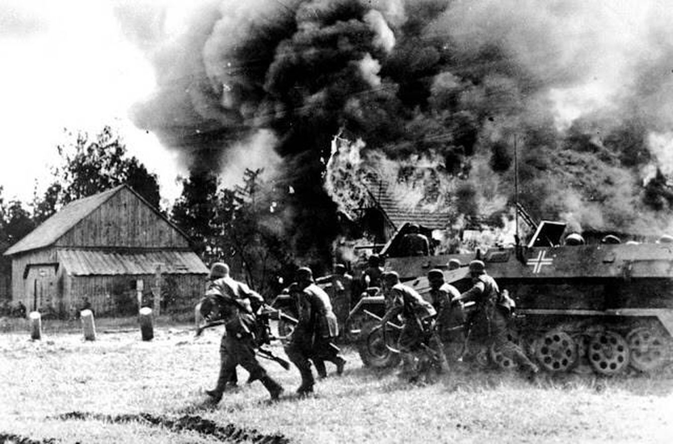 Soldados alemanes atraviesan una aldea rusa incendiada en junio de 1941