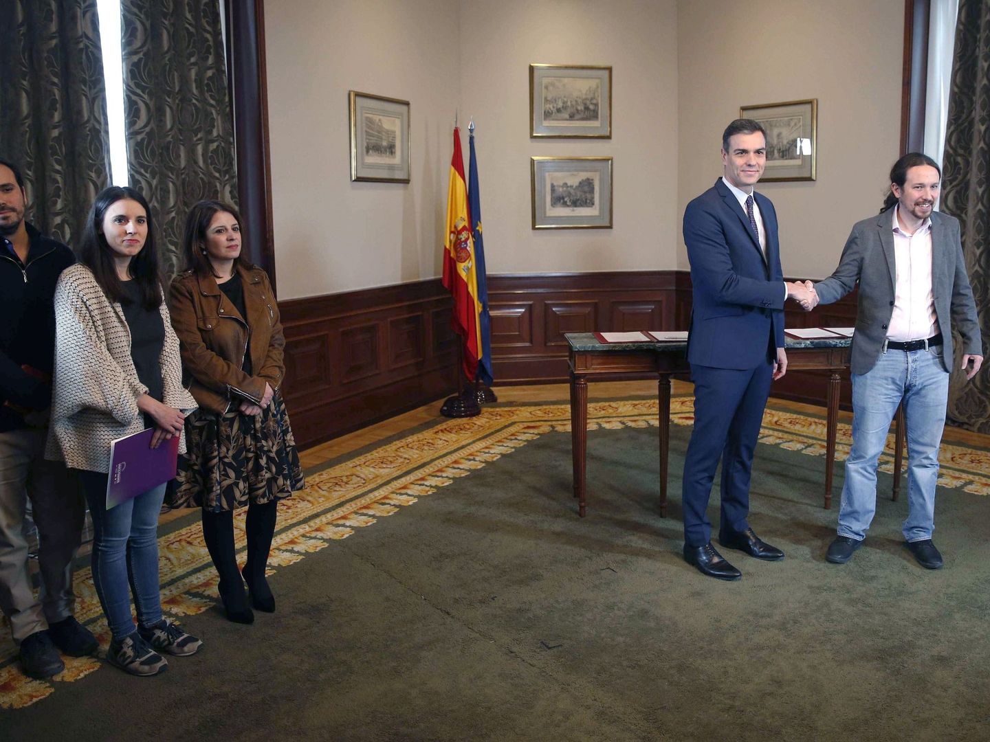 El presidente del Gobierno en funciones, Pedro Sánchez (c), y el líder de Unidas Podemos, Pablo Iglesias. (EFE)