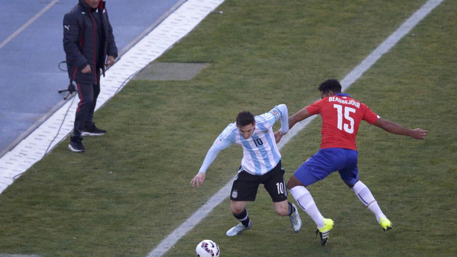 Foto: Sampaoli mira a Leo Messi durante el Argentina-Chile disputado el año pasado. (REUTERS)