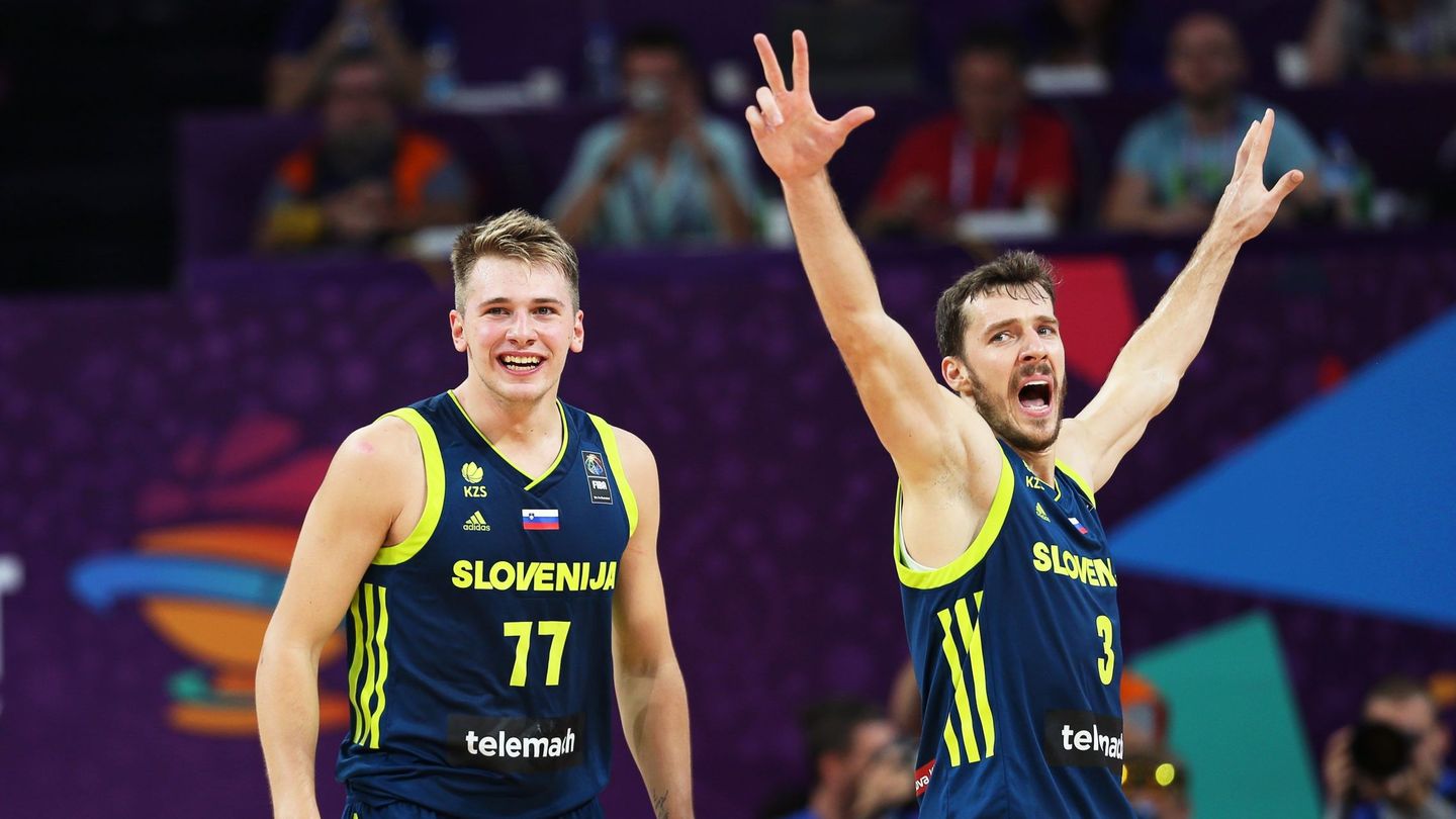 Doncic y Dragic celebran el triunfo del Eurobasket 2017. (EFE/Tolga Bozoglu)