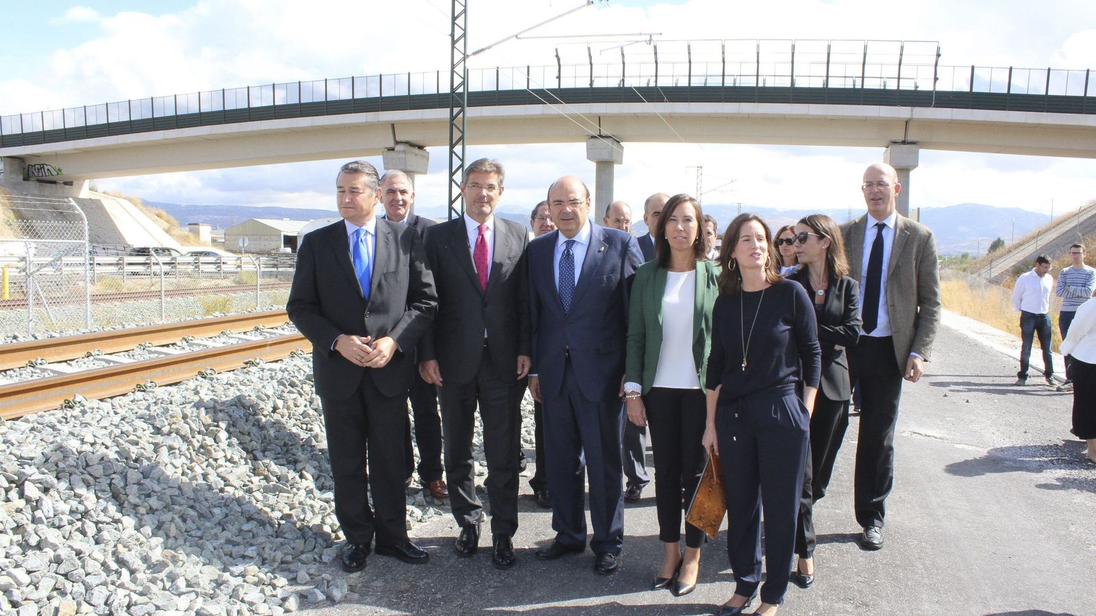 Foto: Delegación liderada por el ministro de Fomento en funciones, Rafael Catalá, visitando las obras del AVE en Loja, Granada. (EFE)