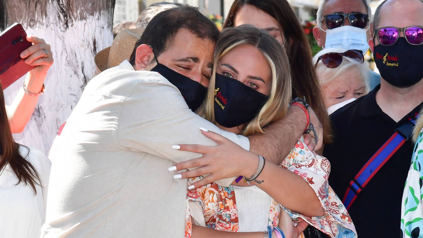 Rocío y David Flores abrazados en el homenaje a su abuela y en medio de la polémica con sus madre. (Gtres)