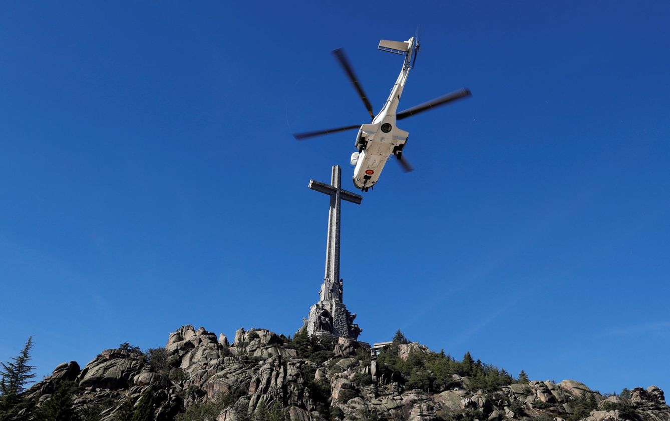 Vista del helicóptero que traslada los restos de Francisco Franco tras su exhumación del Valle de los Caídos (EFE)