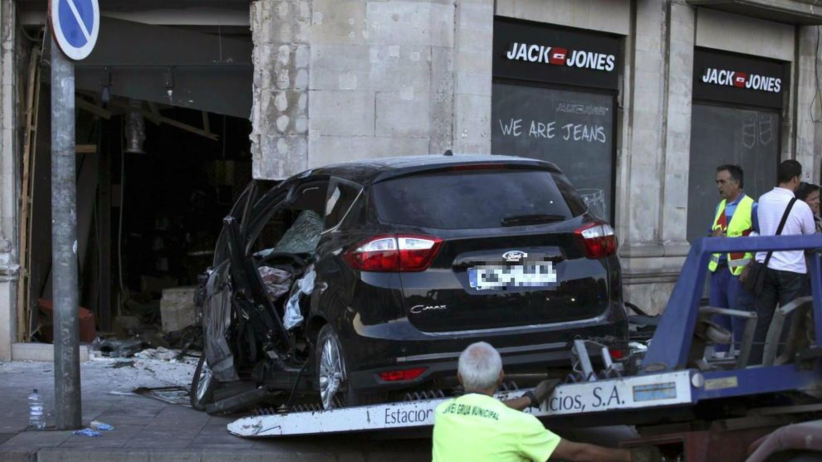 Foto: Un coche se empotra contra una tienda en Lleida. (EFE)