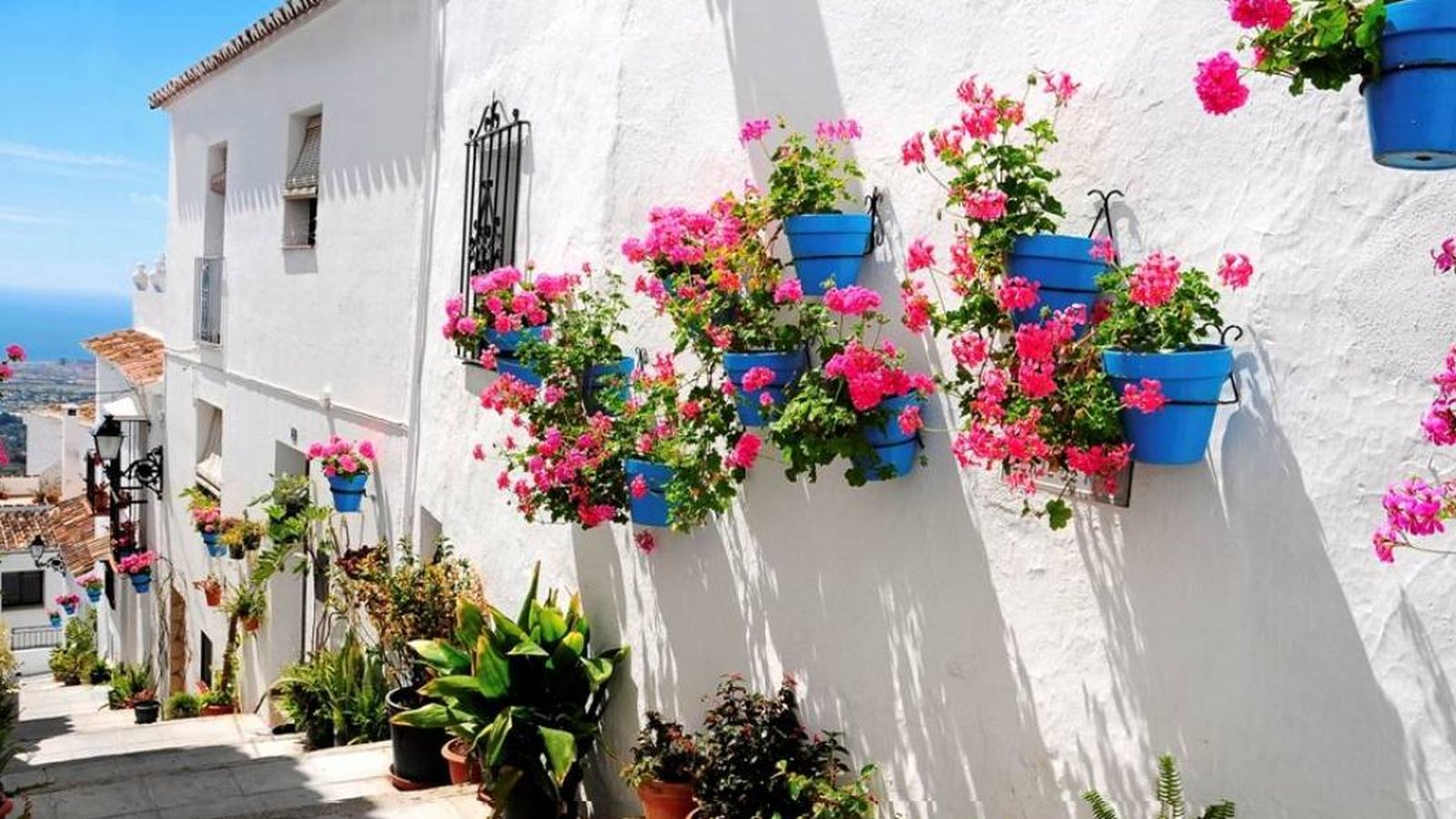 Foto: Mijas, un pueblo blanco con flores y burros-taxi. No podía ser más encantador. (Foto: Turismo Ayuntamiento de Mijas)
