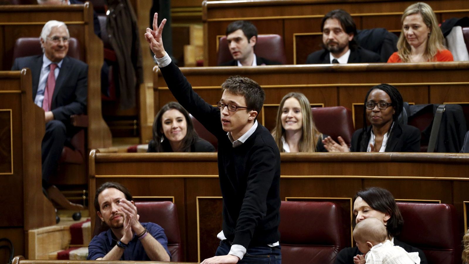 Foto: Íñigo Errejón, número dos de Podemos, junto a Pablo Iglesias, Carolina Bescansa y otros diputados de la formación, durante la sesión de apertura de las Cortes. (Reuters)