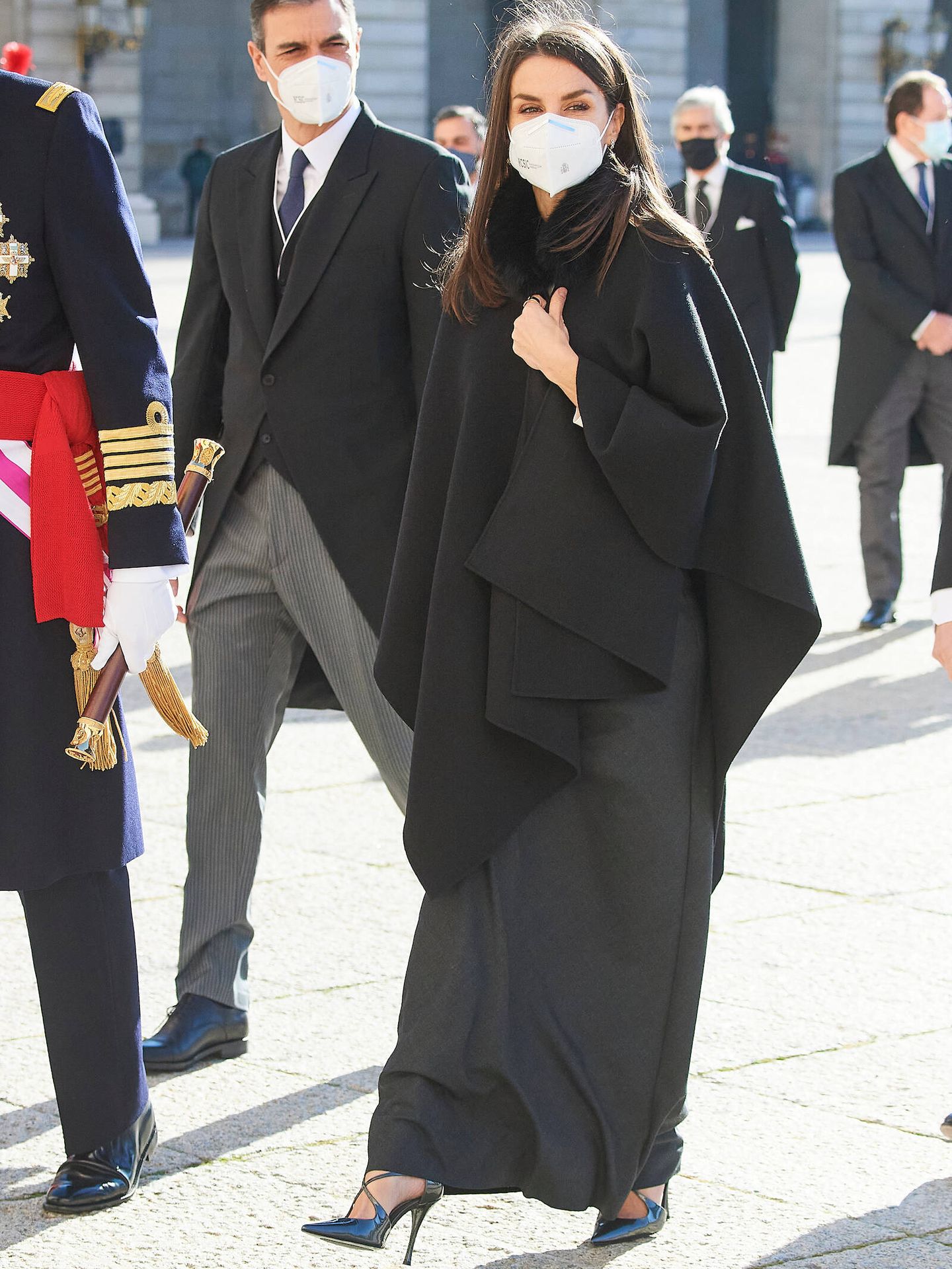 La Reina, con capa de Carolina Herrera. (LP)