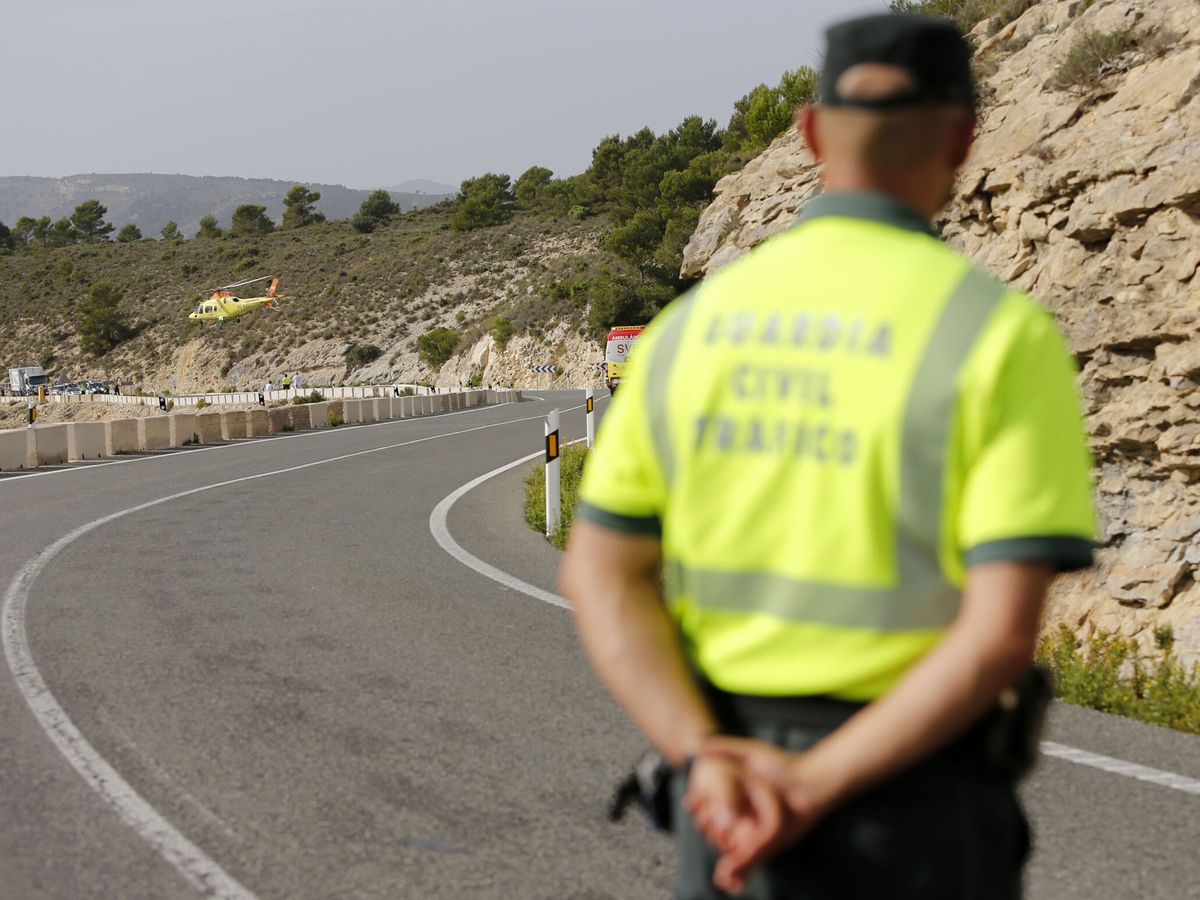 Foto: Imagen de un agente en una carretera cercana a Alcoy (Alicante). (EFE/Manuel Lorenzo)