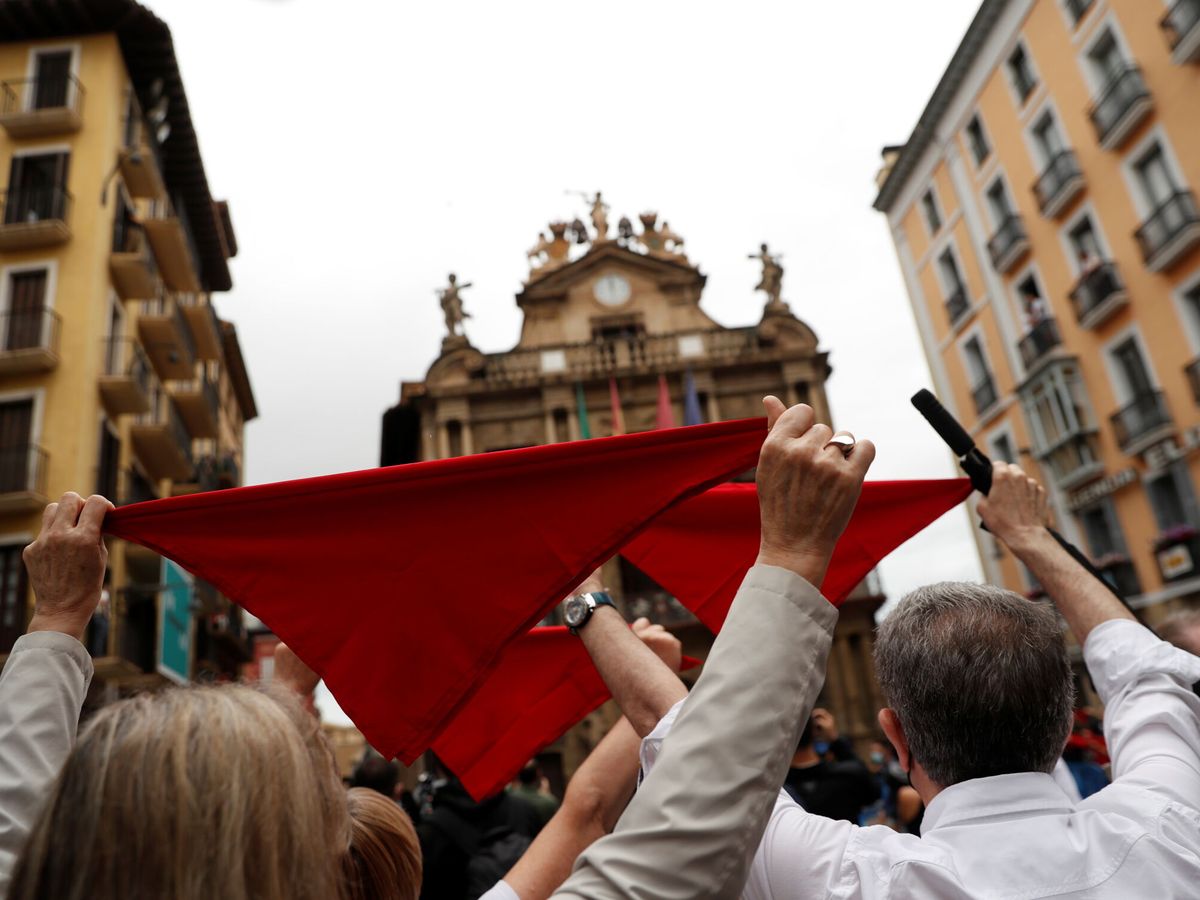 Foto: ¿Por qué se lleva el tradicional pañuelo rojo en San Fermín? (REUTERS/Susana Vera)