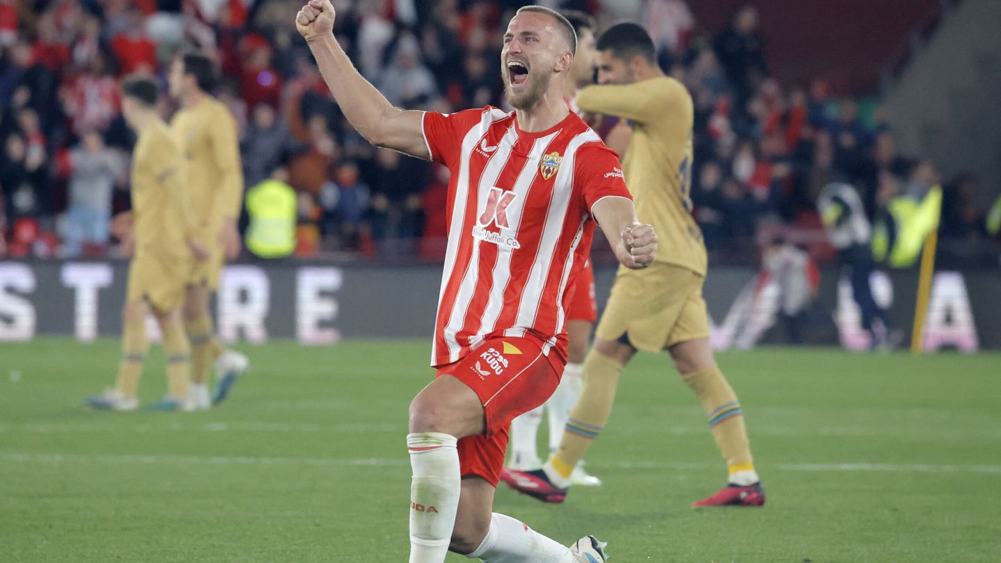 Rodrigo Ely celebra el triunfo del Almería contra el Barcelona. (REUTERS/Jon Nazca).