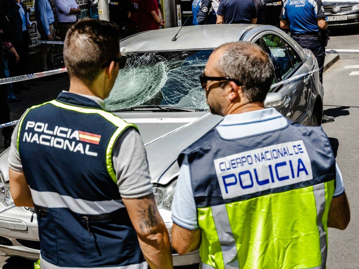 Foto: Agentes de la Policía Nacional custodian y recogen pruebas del atropello en el paseo de Extremadura. (EP/Carlos Luján)